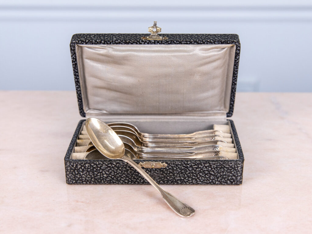 Антикварний набір срібних ложок у футлярі