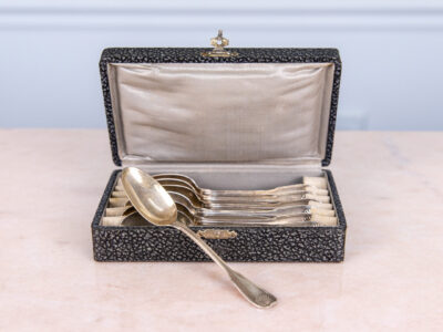 Антикварний набір срібних ложок у футлярі