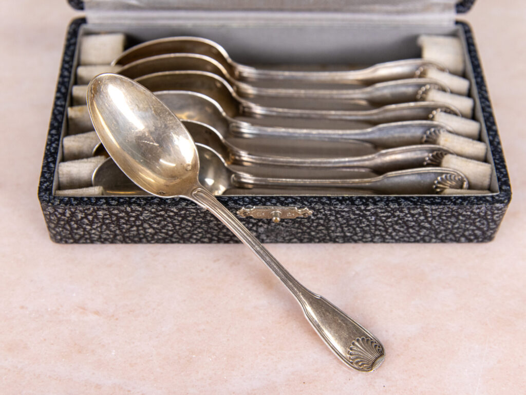 Антикварний набір срібних ложок у футлярі