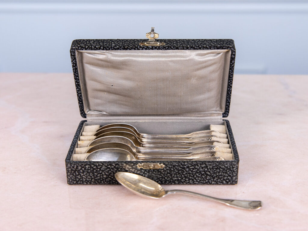 Антикварний набір срібних ложок у футлярі