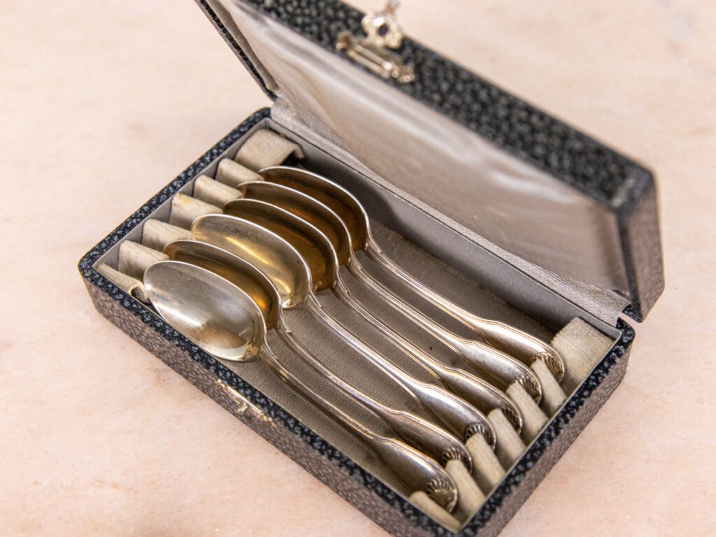Антикварний набір срібних ложок у футлярі