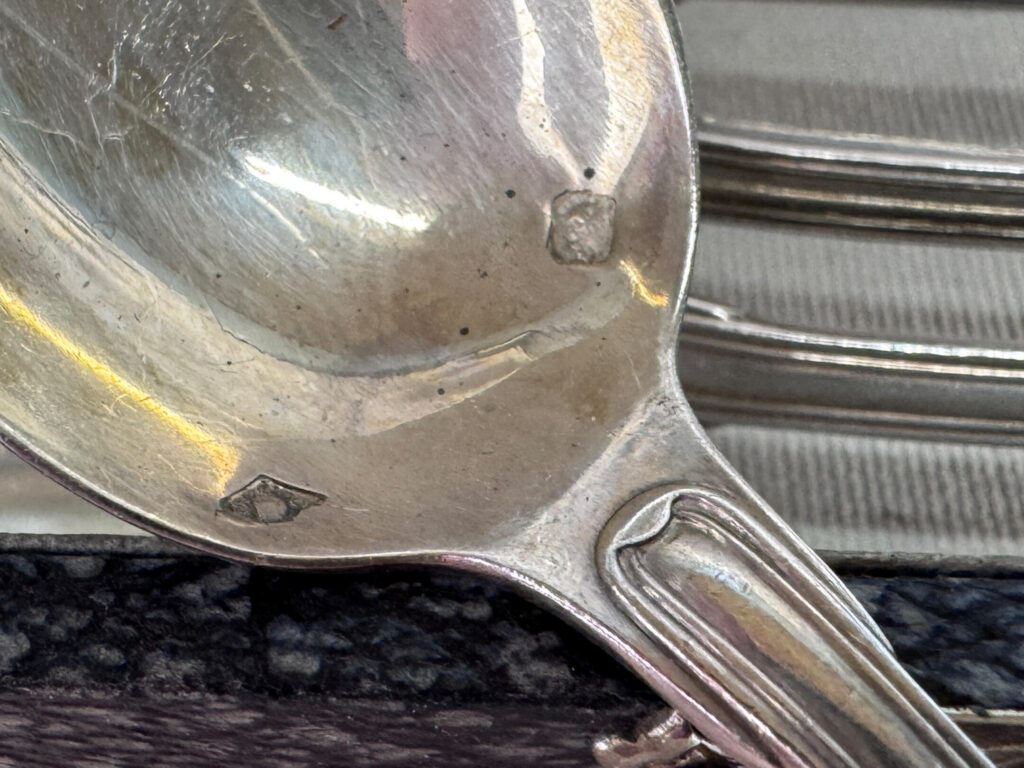 Антикварний набір срібних ложок у футлярі