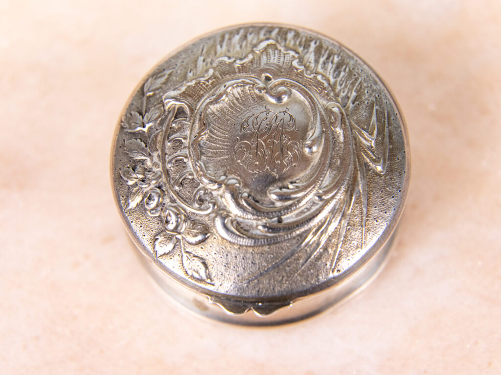 Антикварна срібна бонбоньєрка/таблетниця