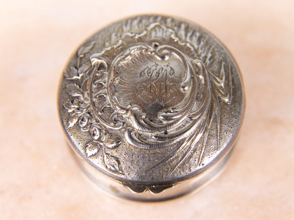 Антикварна срібна бонбоньєрка/таблетниця