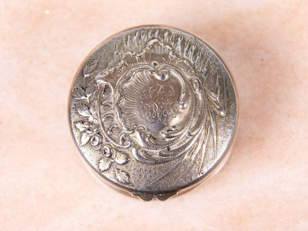 Антикварна срібна бонбоньєрка/таблетниця