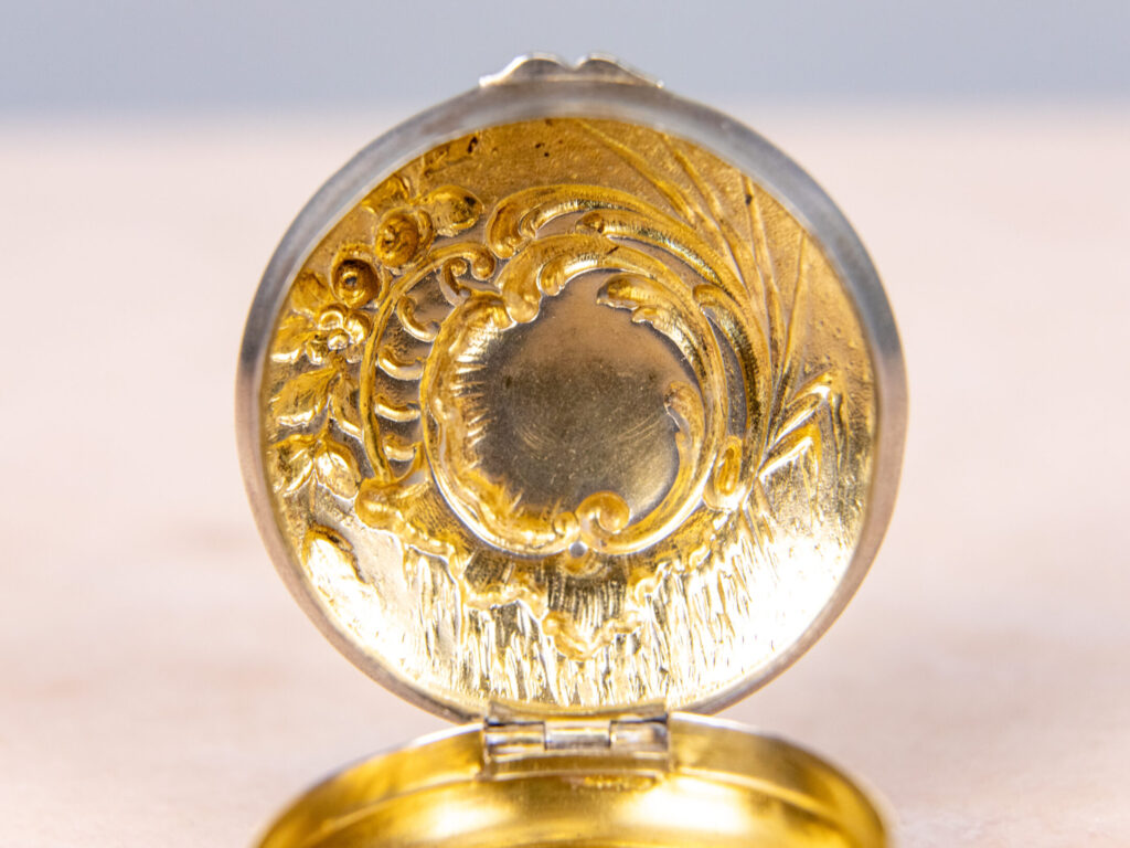 Антикварна срібна бонбоньєрка/таблетниця