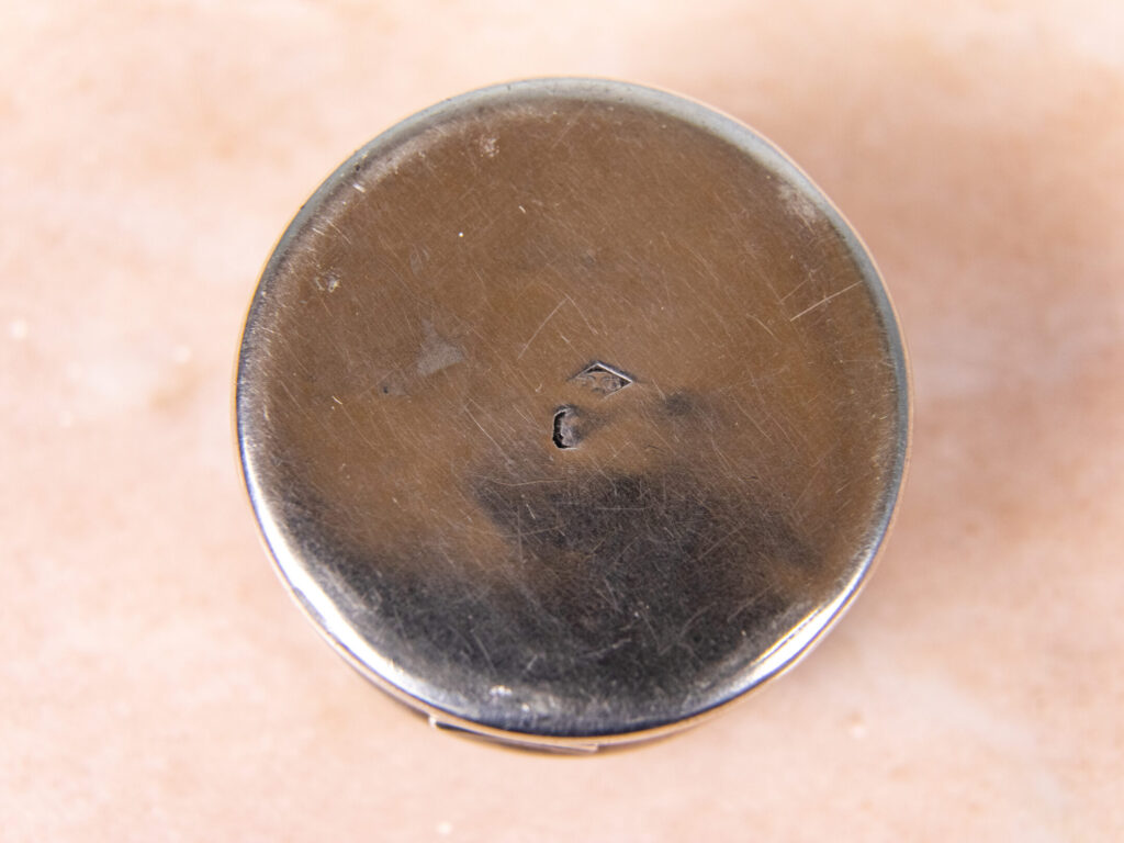 Антикварна срібна бонбоньєрка/таблетниця