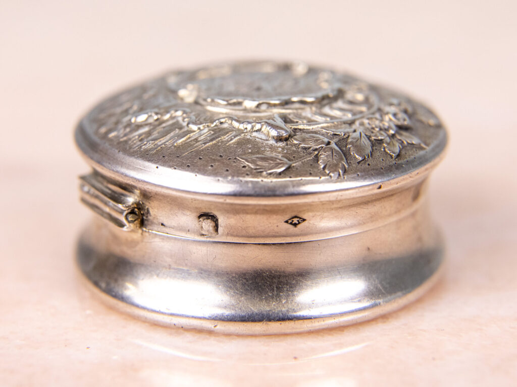 Антикварна срібна бонбоньєрка/таблетниця