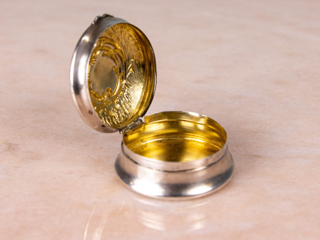 Антикварна срібна бонбоньєрка/таблетниця