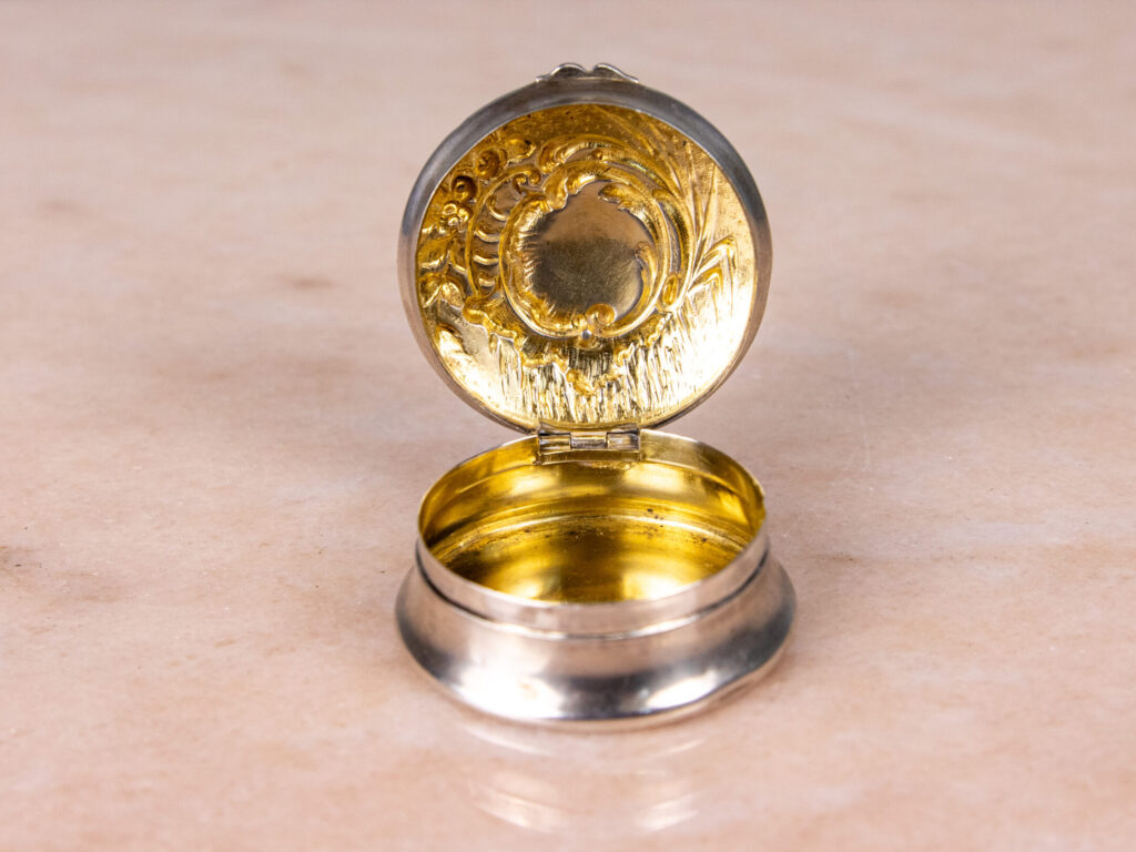 Антикварна срібна бонбоньєрка/таблетниця