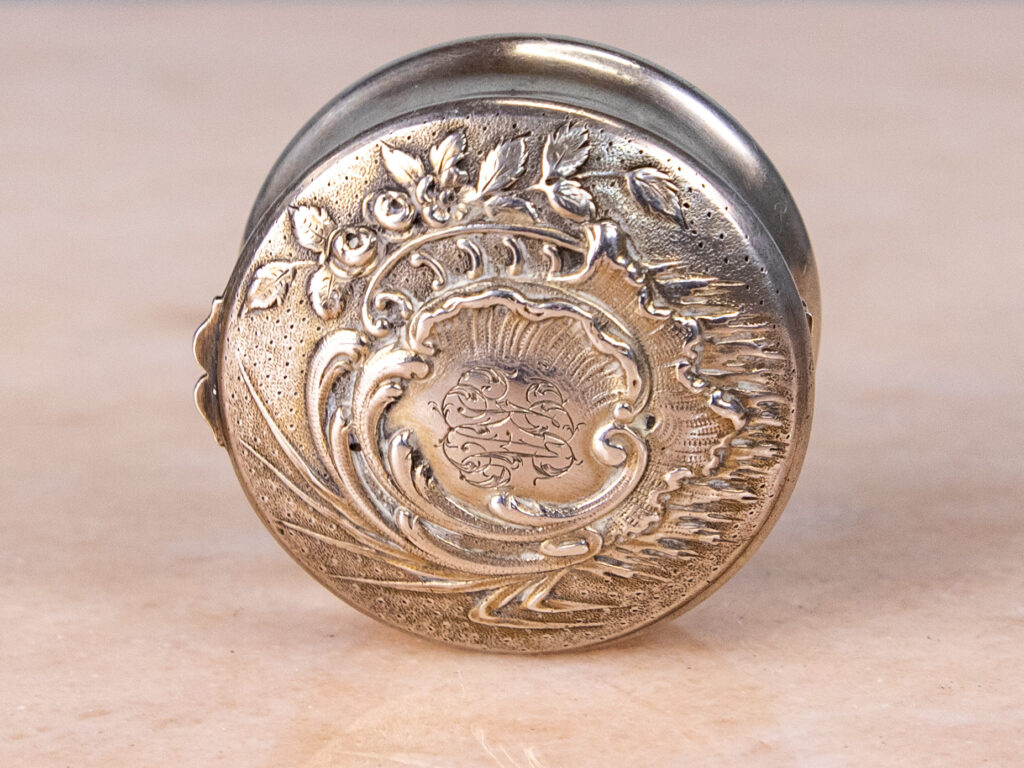 Антикварна срібна бонбоньєрка/таблетниця