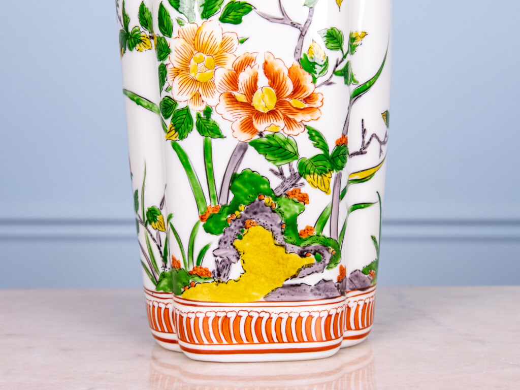 Порцелянова ваза в східному стилі