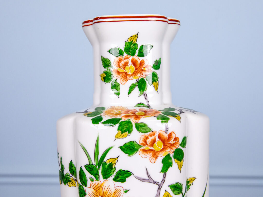 Порцелянова ваза в східному стилі