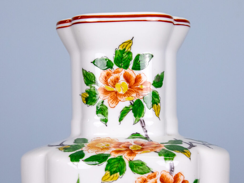 Порцелянова ваза в східному стилі