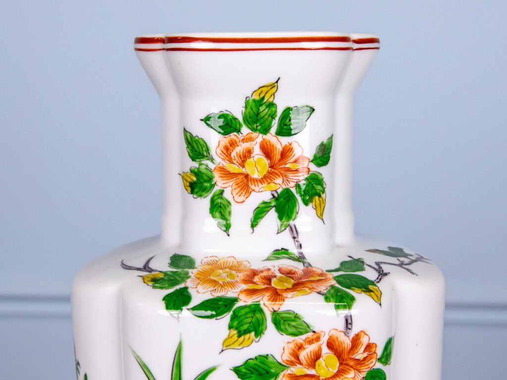 Порцелянова ваза в східному стилі