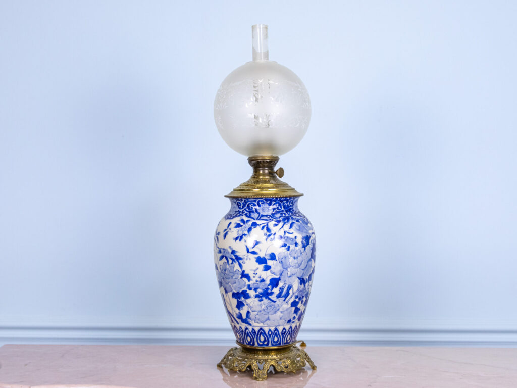 Антикварна гасова лампа в стилі Шинуазрі