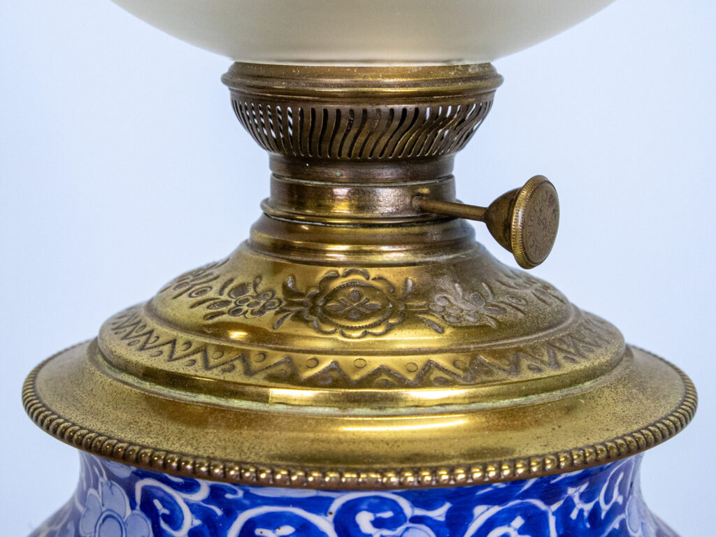 Антикварна гасова лампа в стилі Шинуазрі