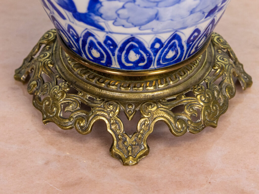 Антикварна гасова лампа в стилі Шинуазрі