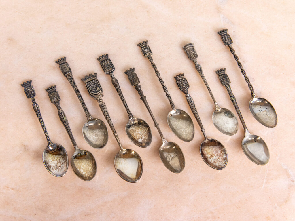 Антикварні срібні ложки з гербами міст Франції