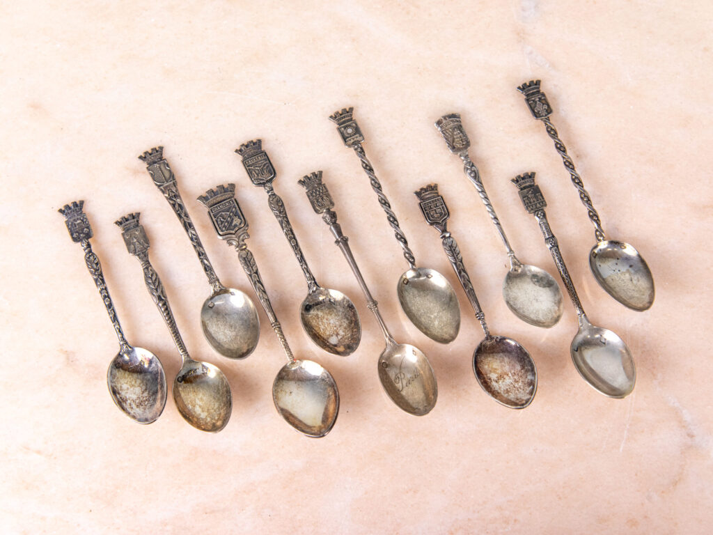 Антикварні срібні ложки з гербами міст Франції