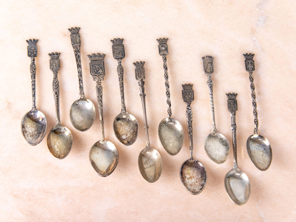 Антикварні срібні ложки з гербами міст Франції