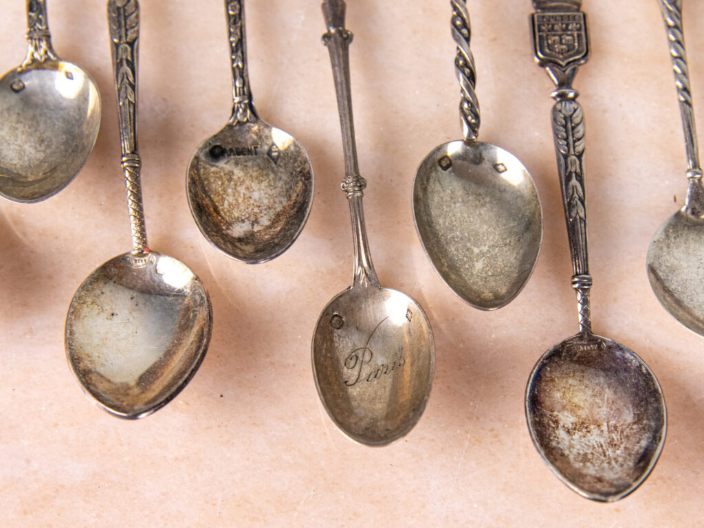 Антикварні срібні ложки з гербами міст Франції