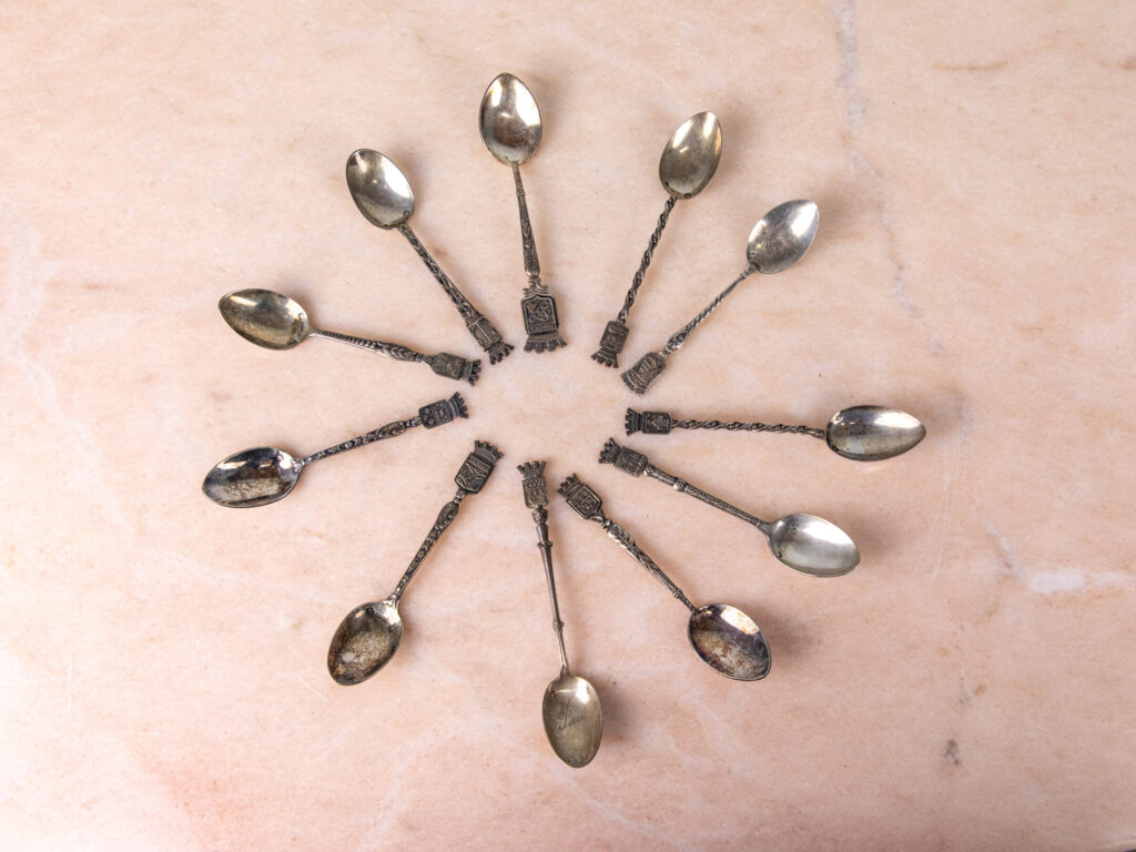 Антикварні срібні ложки з гербами міст Франції