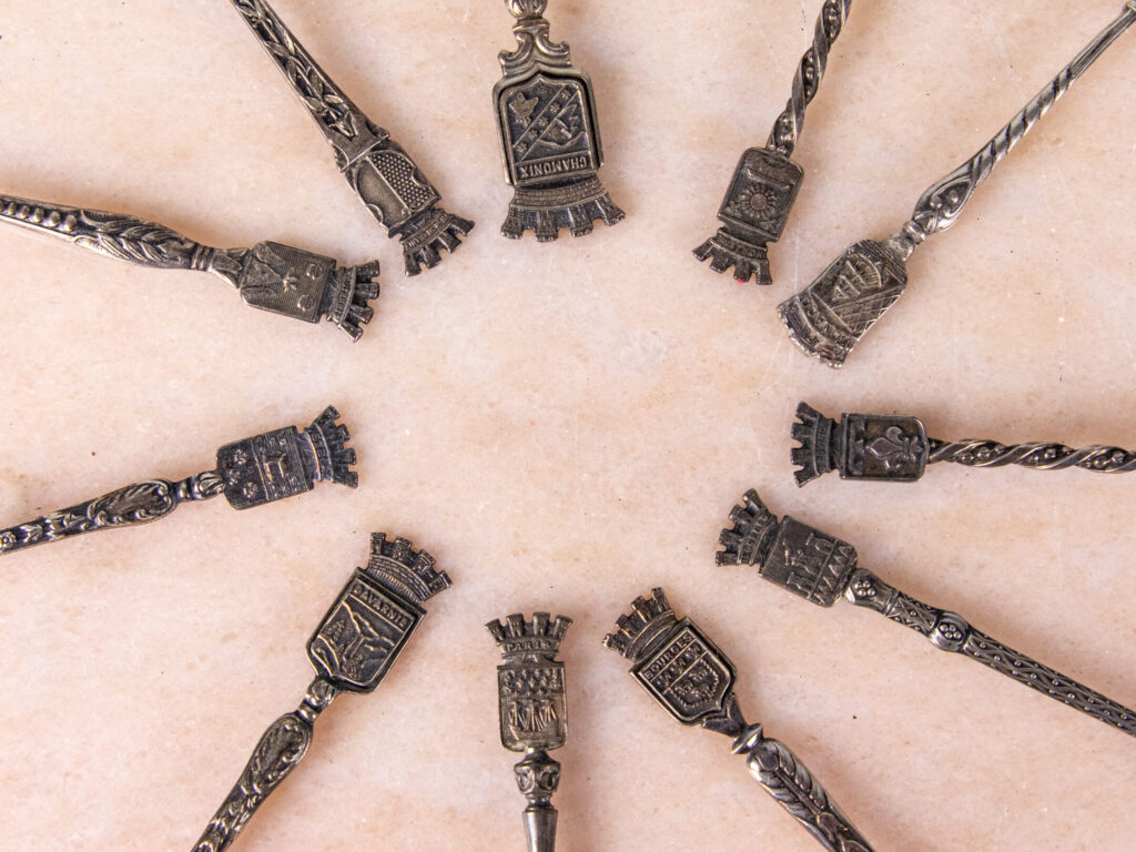 Антикварні срібні ложки з гербами міст Франції