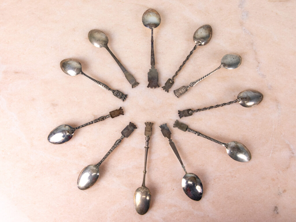 Антикварні срібні ложки з гербами міст Франції