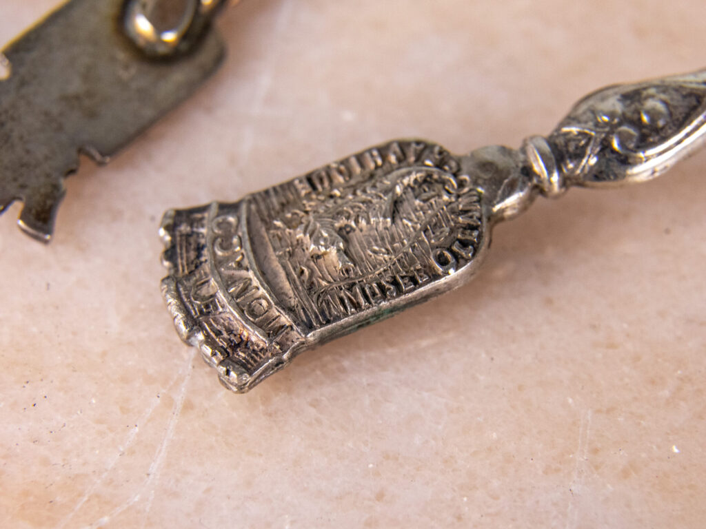 Антикварні срібні ложки з гербами міст Франції