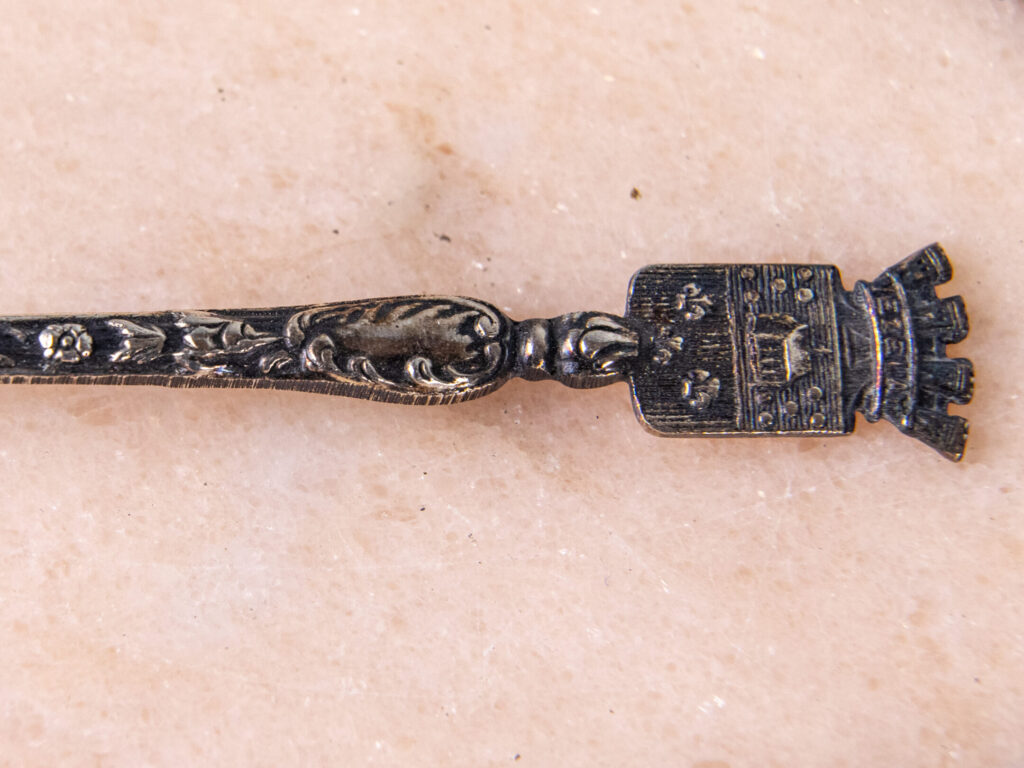 Антикварні срібні ложки з гербами міст Франції