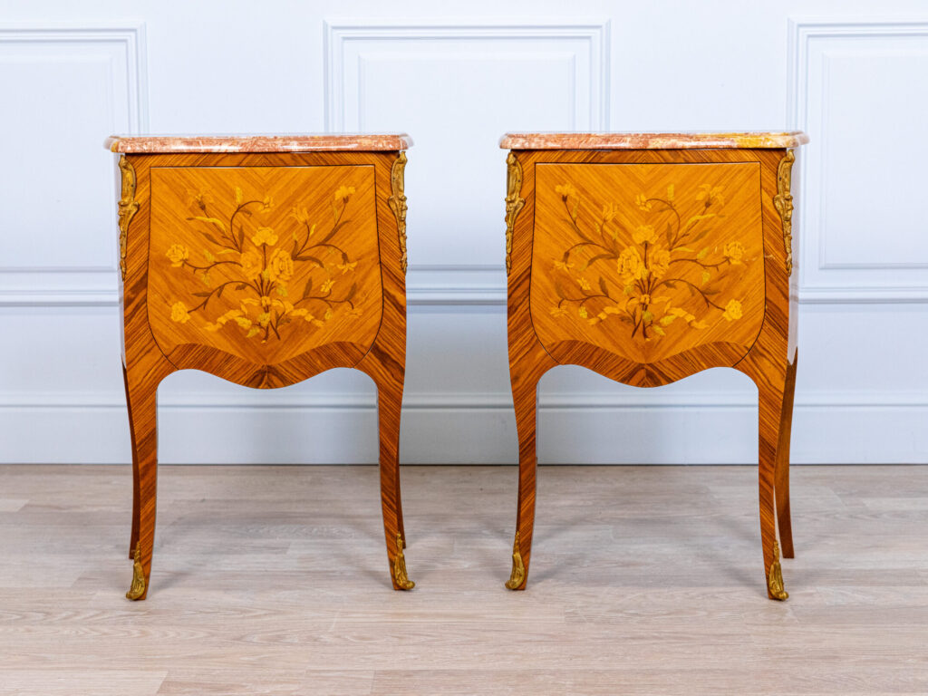 Вінтажні тумбочки в стилі Людовика XV