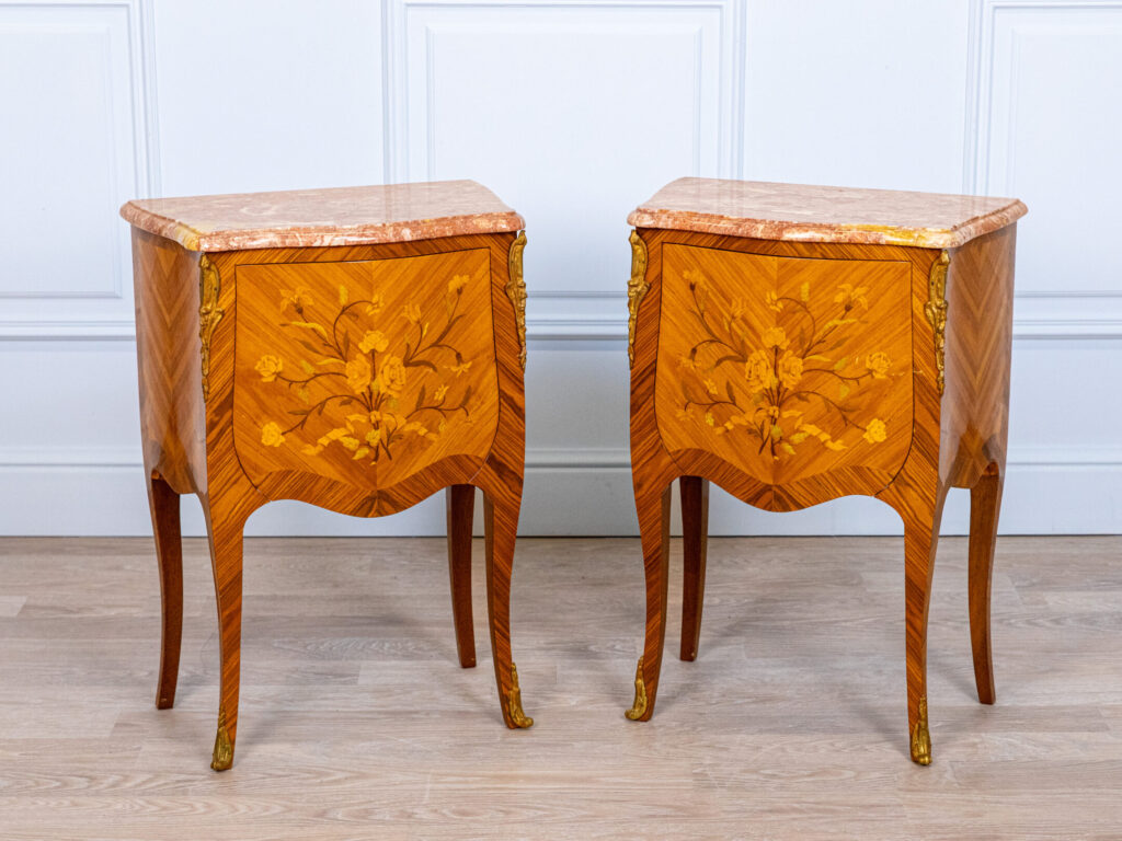 Вінтажні тумбочки в стилі Людовика XV