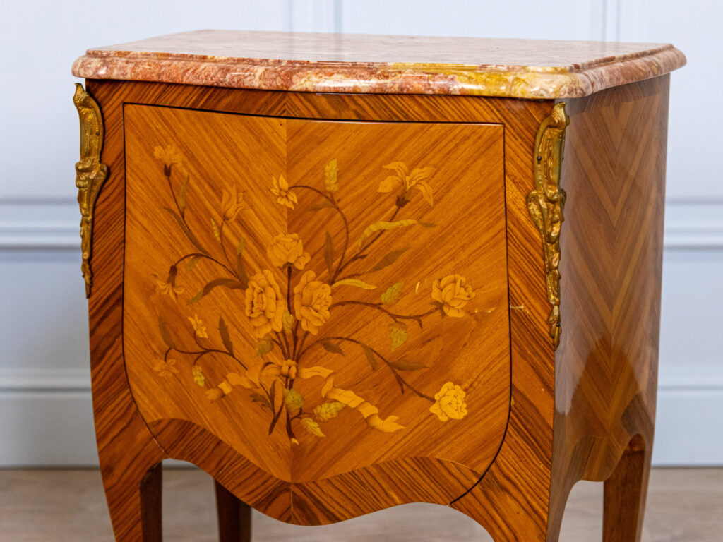 Вінтажні тумбочки в стилі Людовика XV