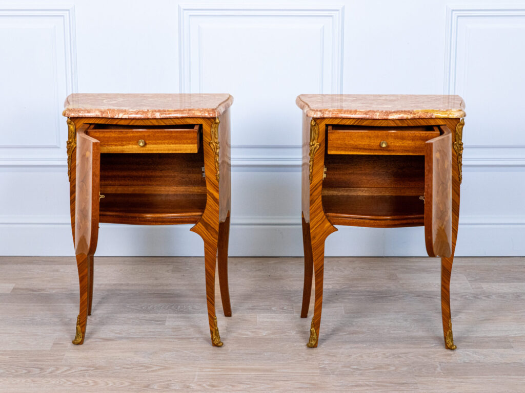 Вінтажні тумбочки в стилі Людовика XV