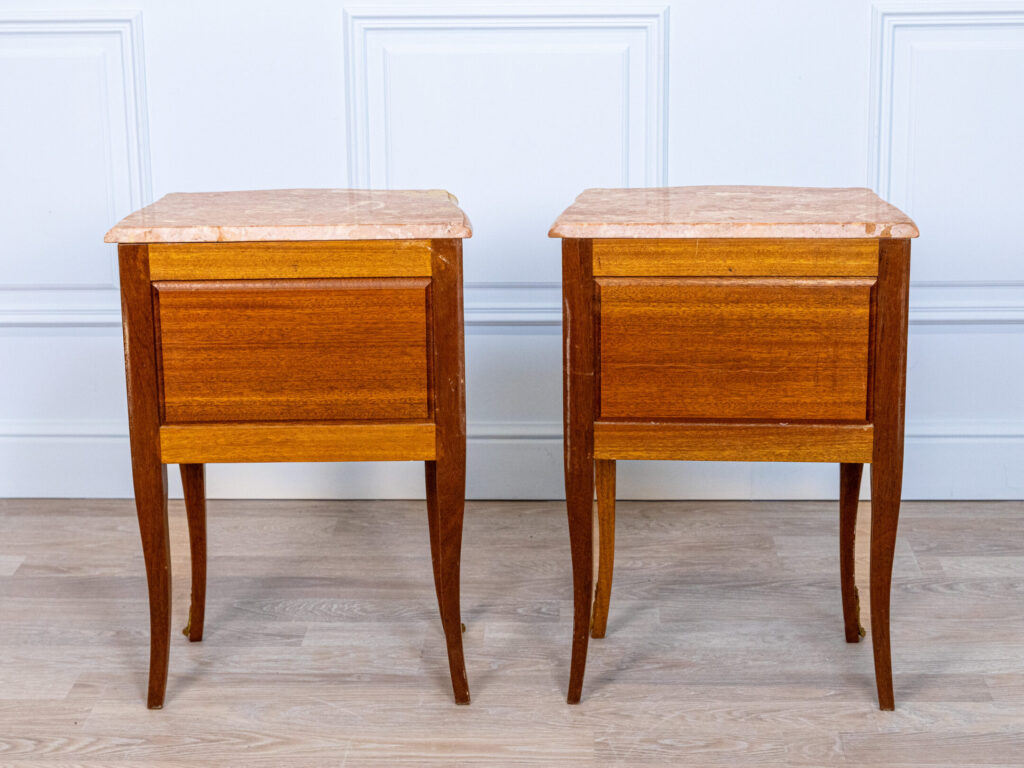 Вінтажні тумбочки в стилі Людовика XV