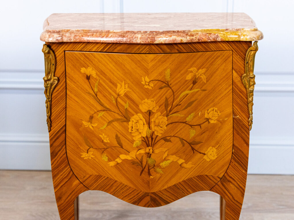 Вінтажні тумбочки в стилі Людовика XV