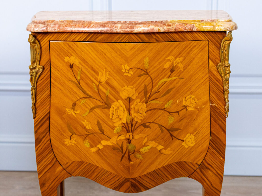 Вінтажні тумбочки в стилі Людовика XV