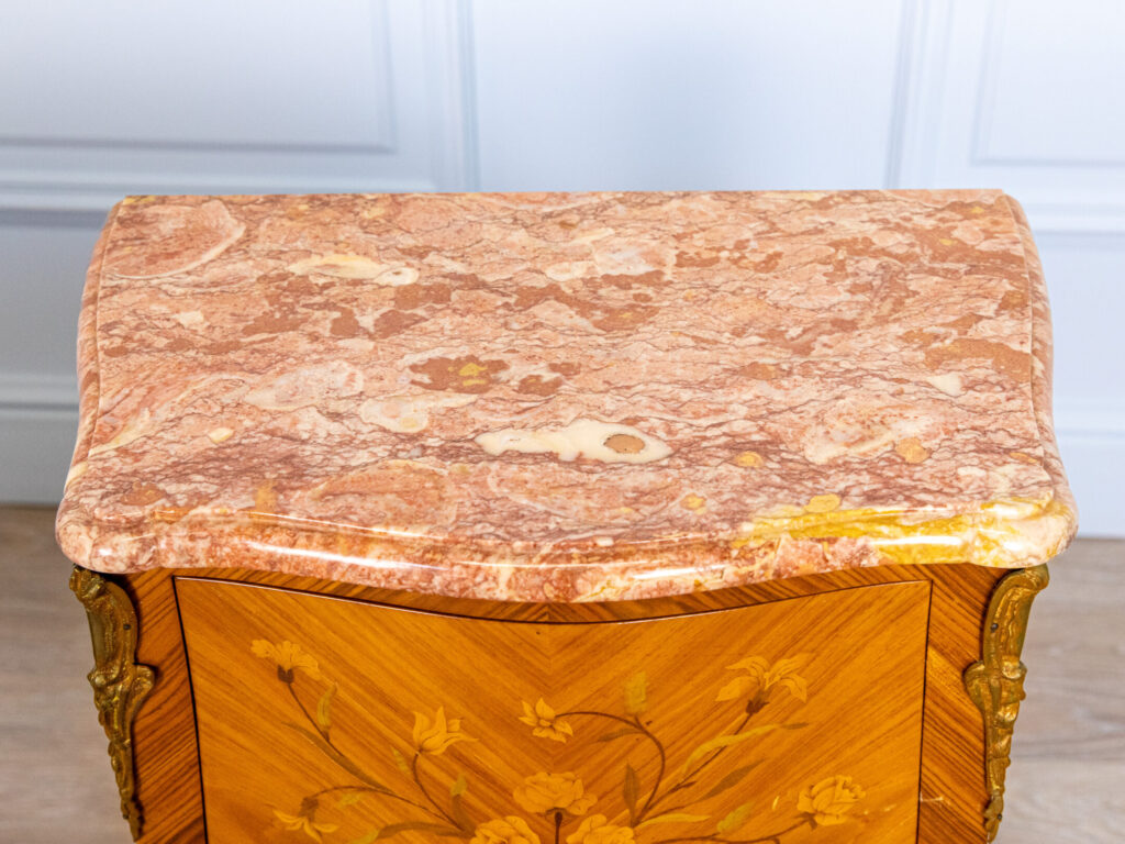 Вінтажні тумбочки в стилі Людовика XV