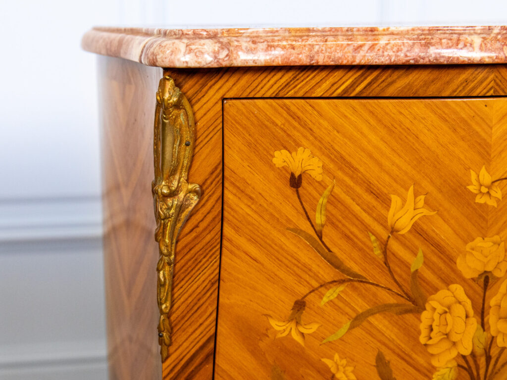 Вінтажні тумбочки в стилі Людовика XV