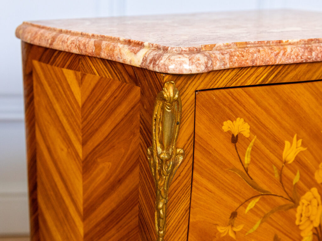 Вінтажні тумбочки в стилі Людовика XV