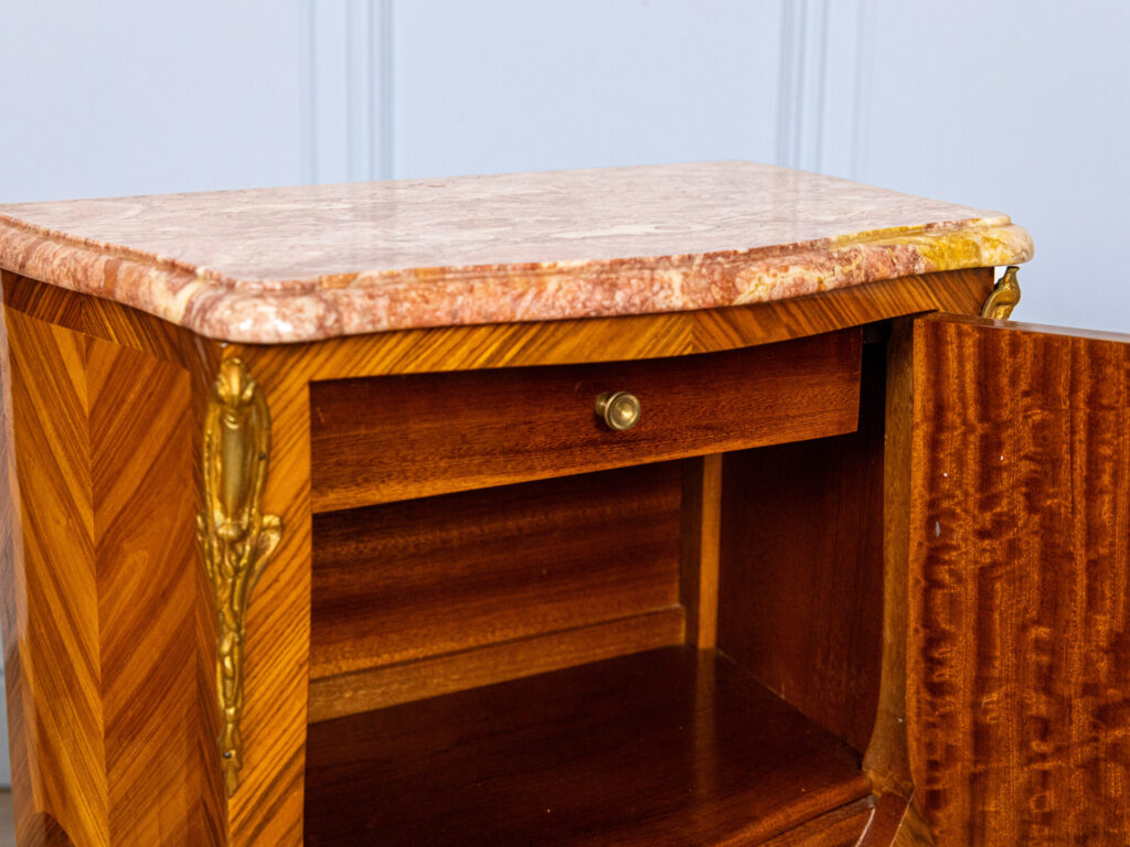 Вінтажні тумбочки в стилі Людовика XV