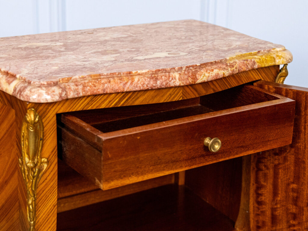 Вінтажні тумбочки в стилі Людовика XV