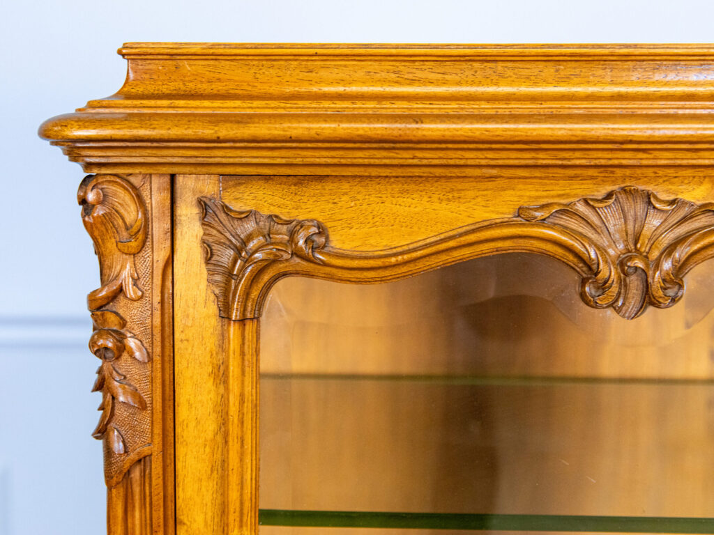 Антикварна вітрина-етажерка в стилі Людовика XV