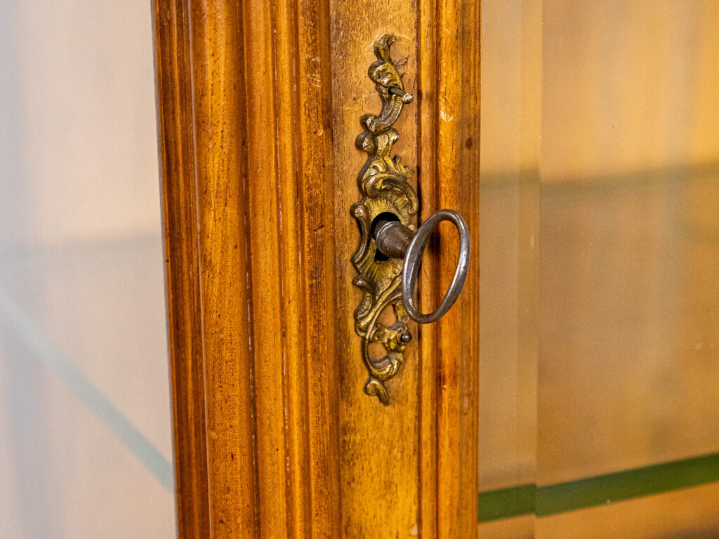 Антикварна вітрина-етажерка в стилі Людовика XV