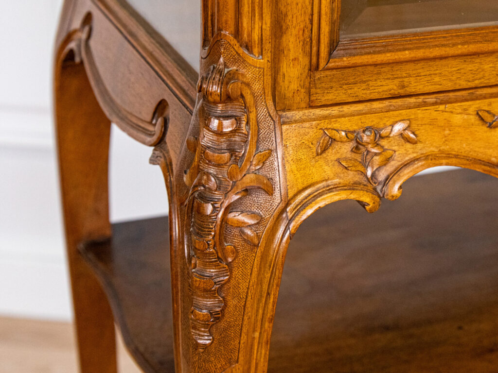 Антикварна вітрина-етажерка в стилі Людовика XV