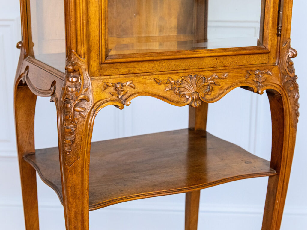 Антикварна вітрина-етажерка в стилі Людовика XV