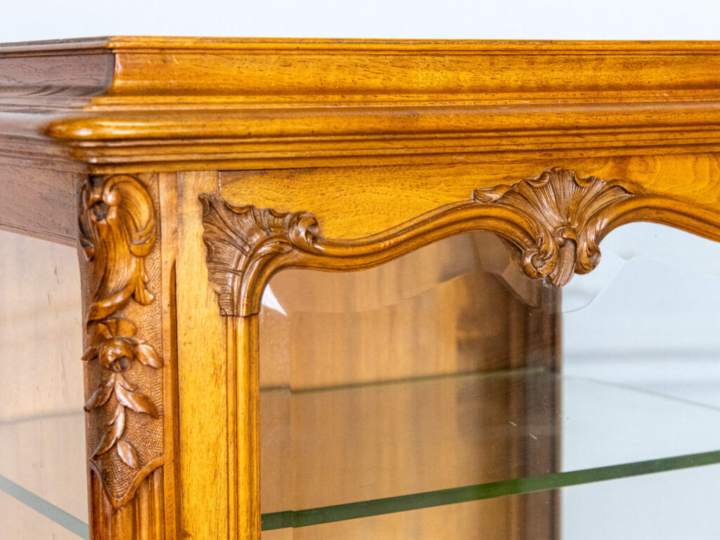 Антикварна вітрина-етажерка в стилі Людовика XV