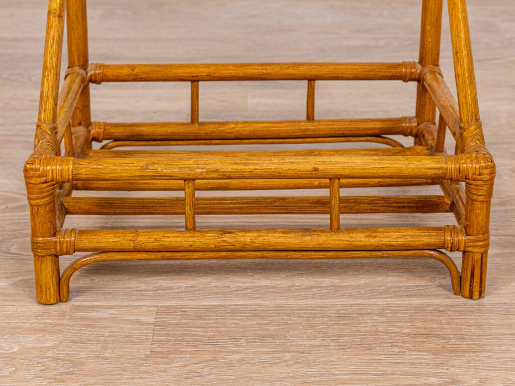 BN4A4617 Вінтажна вішалка-стійка