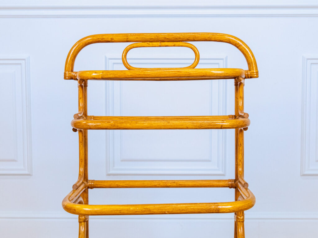 BN4A4618 Вінтажна вішалка-стійка